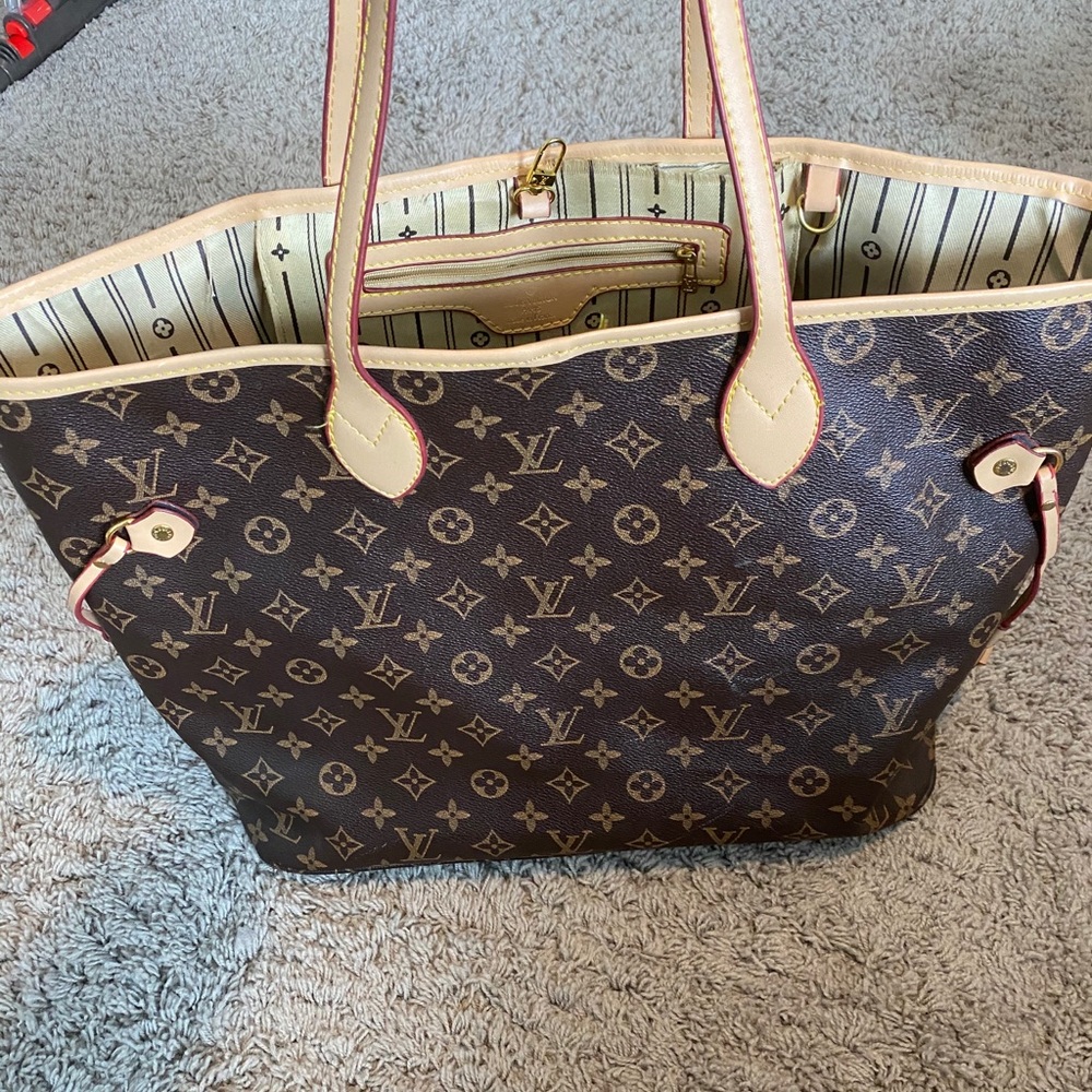 Large shoulder bag.